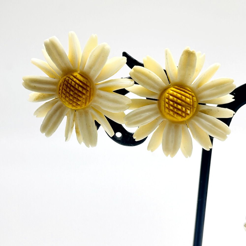 Vintage Earrings Lot of 2 Bug Floral Daisy Enamel Flower Statement Retro - Picture 16 of 16